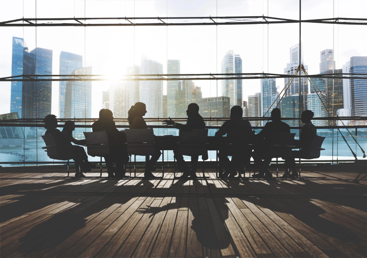 simple tax finance Abos Menschen an einem Konferenztisch in einem großen Büro